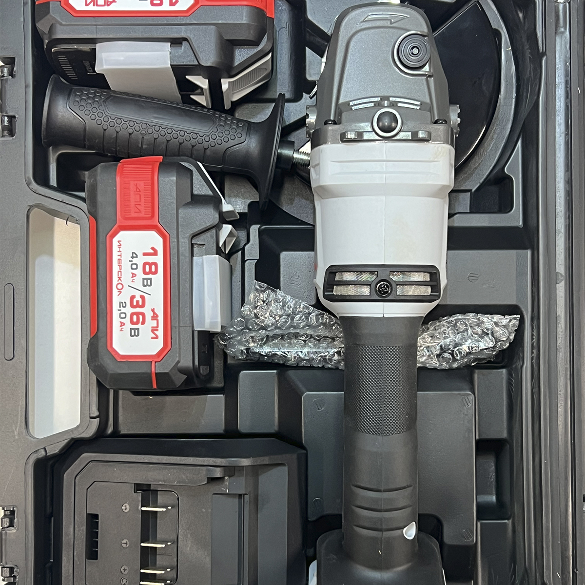 Аккумуляторная угловая шлифмашина ИНТЕРСКОЛ УШМ-125/36ВМЭ, 36 В, 125 мм, 8500 об/мин, c 2 АКБ 2 Ач и ЗУ в кейсе (УЦЕНЕННЫЙ ТОВАР) (956.2.2.70/U)