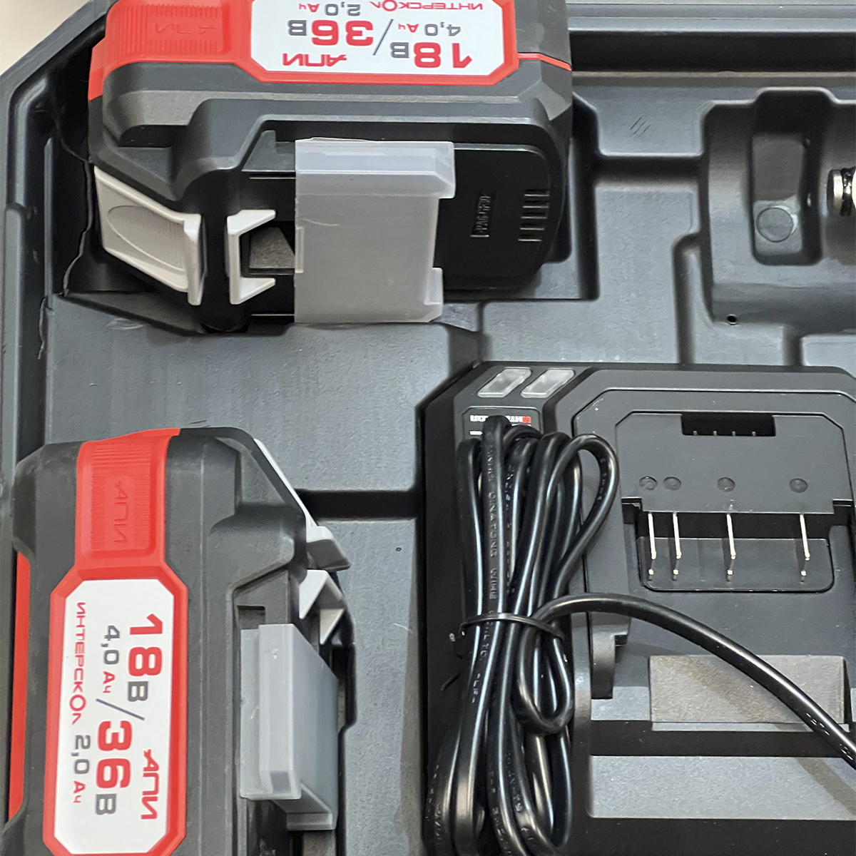 Аккумуляторный гайковерт ИНТЕРСКОЛ ГАУ-400/36ВЭ, 36 В, 400 Нм, 3200 уд/мин, c 2 АКБ 2 Ач и ЗУ в кейсе (УЦЕНЕННЫЙ ТОВАР) (859.2.2.70/U)