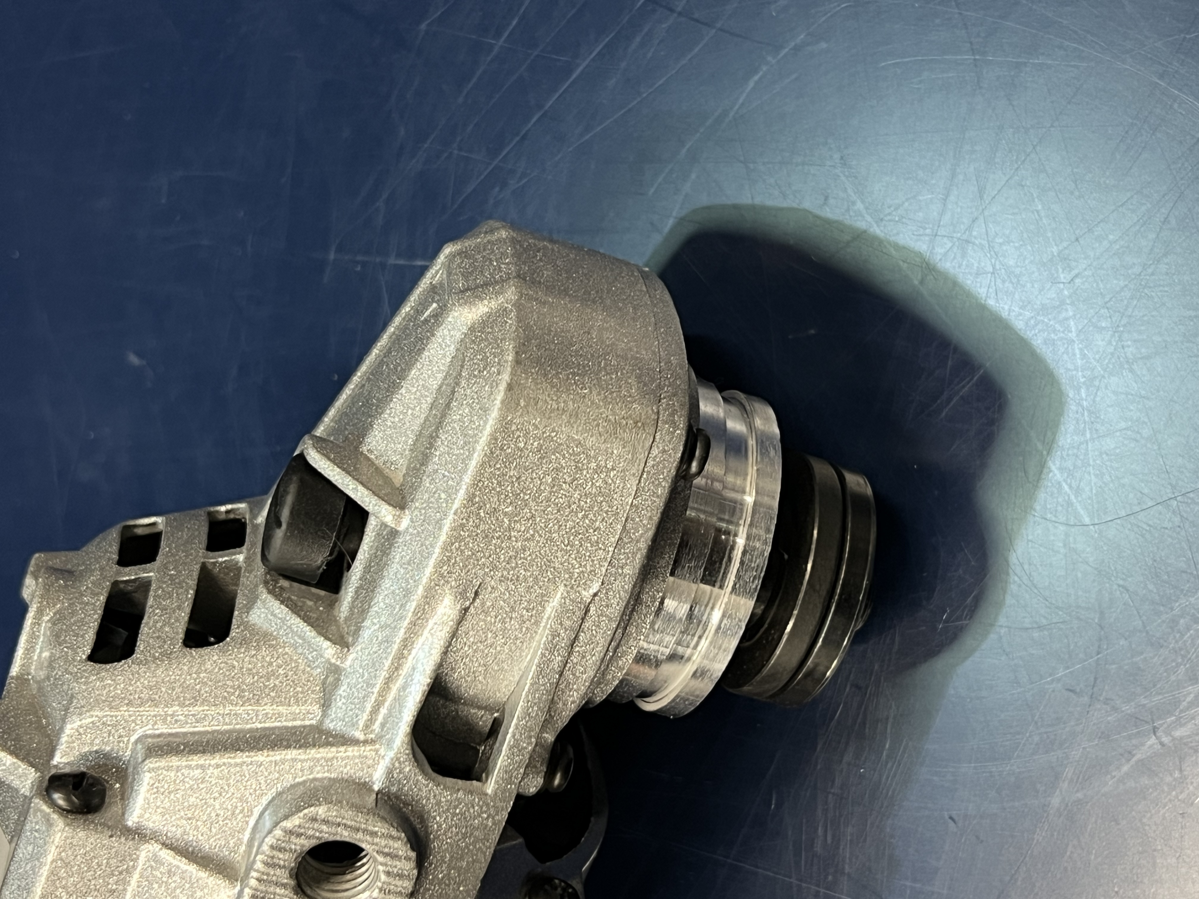 Угловая шлифмашина ИНТЕРСКОЛ УШМ-2324М, 2400 Вт, 230 мм, 6500 об/мин, (УЦЕНЕННЫЙ ТОВАР) (747.1.2.70/U)