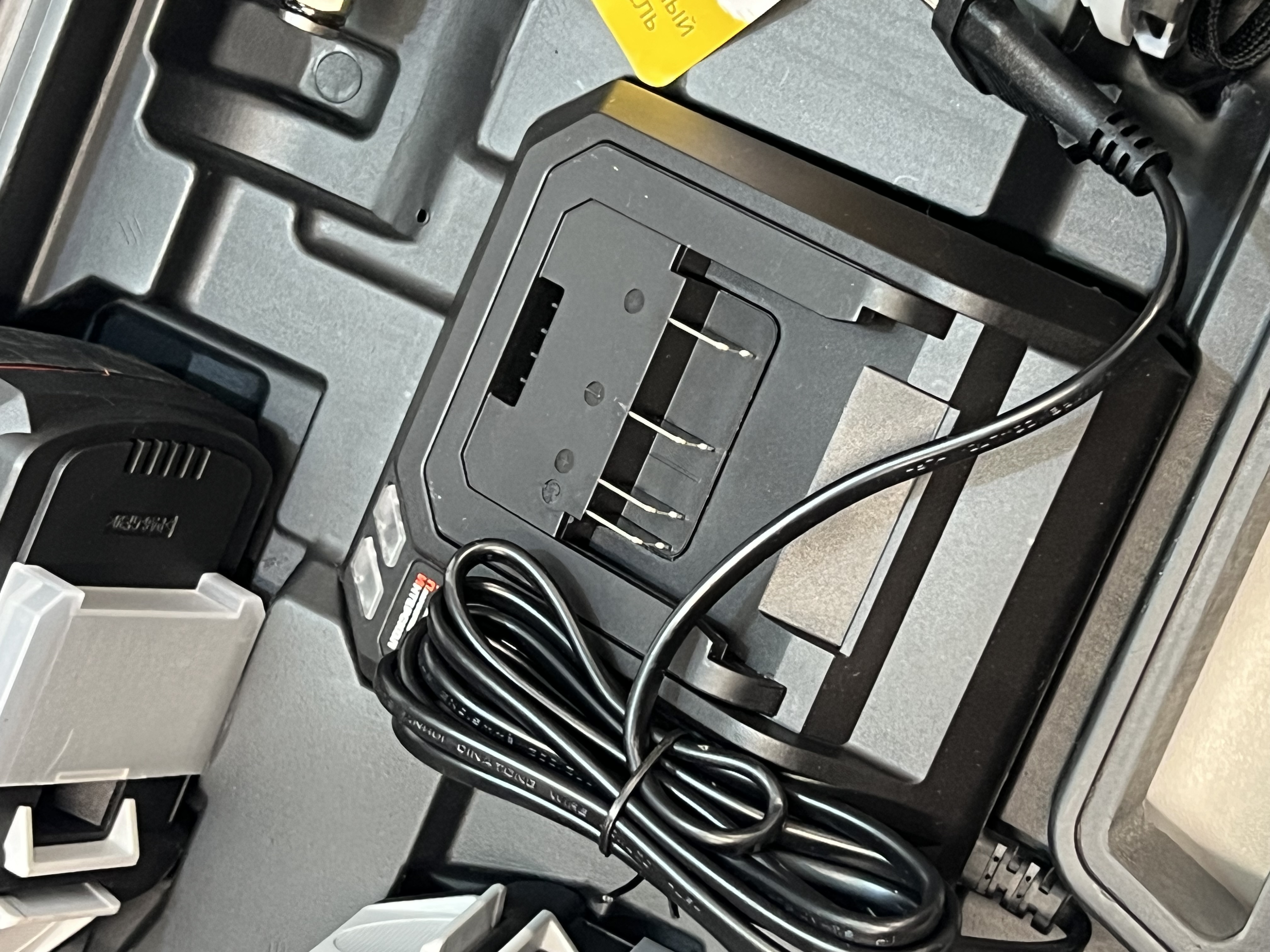 Аккумуляторный гайковерт ИНТЕРСКОЛ ГАУ-400/36ВЭ, 36 В, 400 Нм, 3200 уд/мин, c 2 АКБ 2 Ач и ЗУ в кейсе (УЦЕНЕННЫЙ ТОВАР) (859.2.2.70/U)