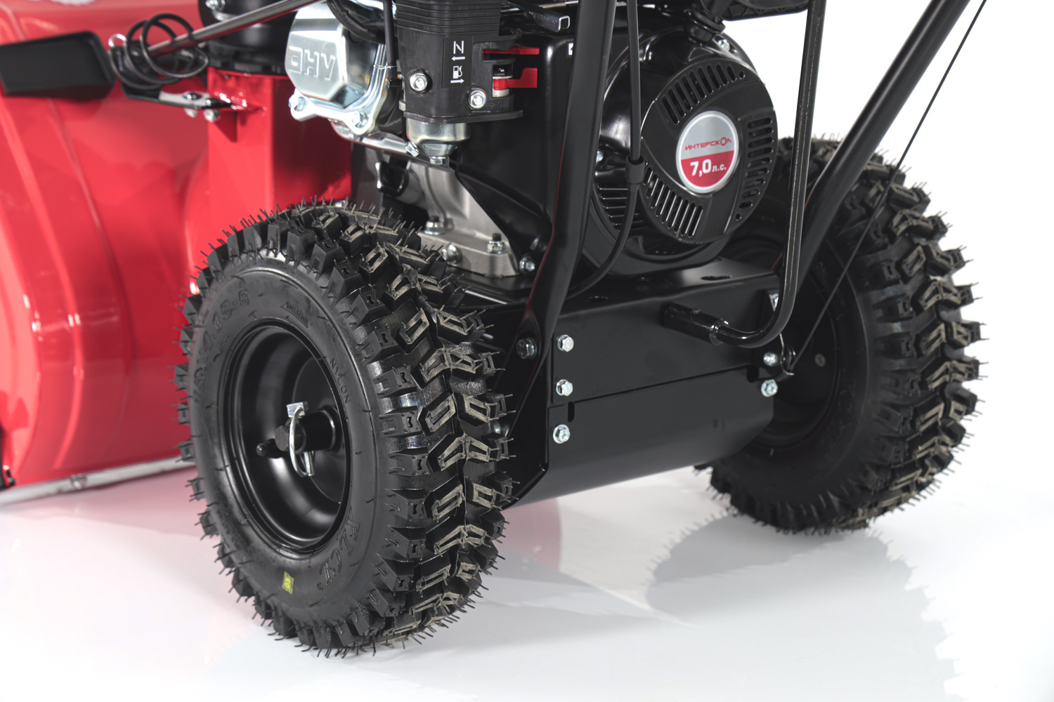 Снегоуборщик бензиновый ИНТЕРСКОЛ СМБ-56/7, 7 л.с., 212 см³, 56 см (779.0.0.70)