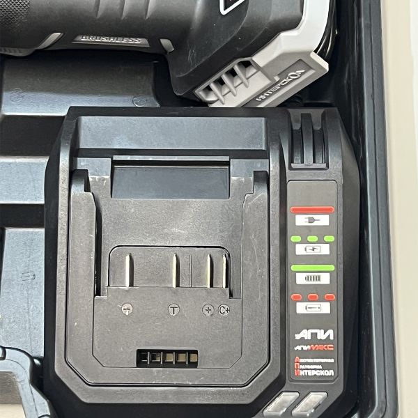 Аккумуляторная угловая шлифмашина ИНТЕРСКОЛ УШМ-125/36ВМЭ, 36 В, 125 мм, 8500 об/мин, c 2 АКБ 2 Ач и ЗУ в кейсе (УЦЕНЕННЫЙ ТОВАР) (956.2.2.70/U)