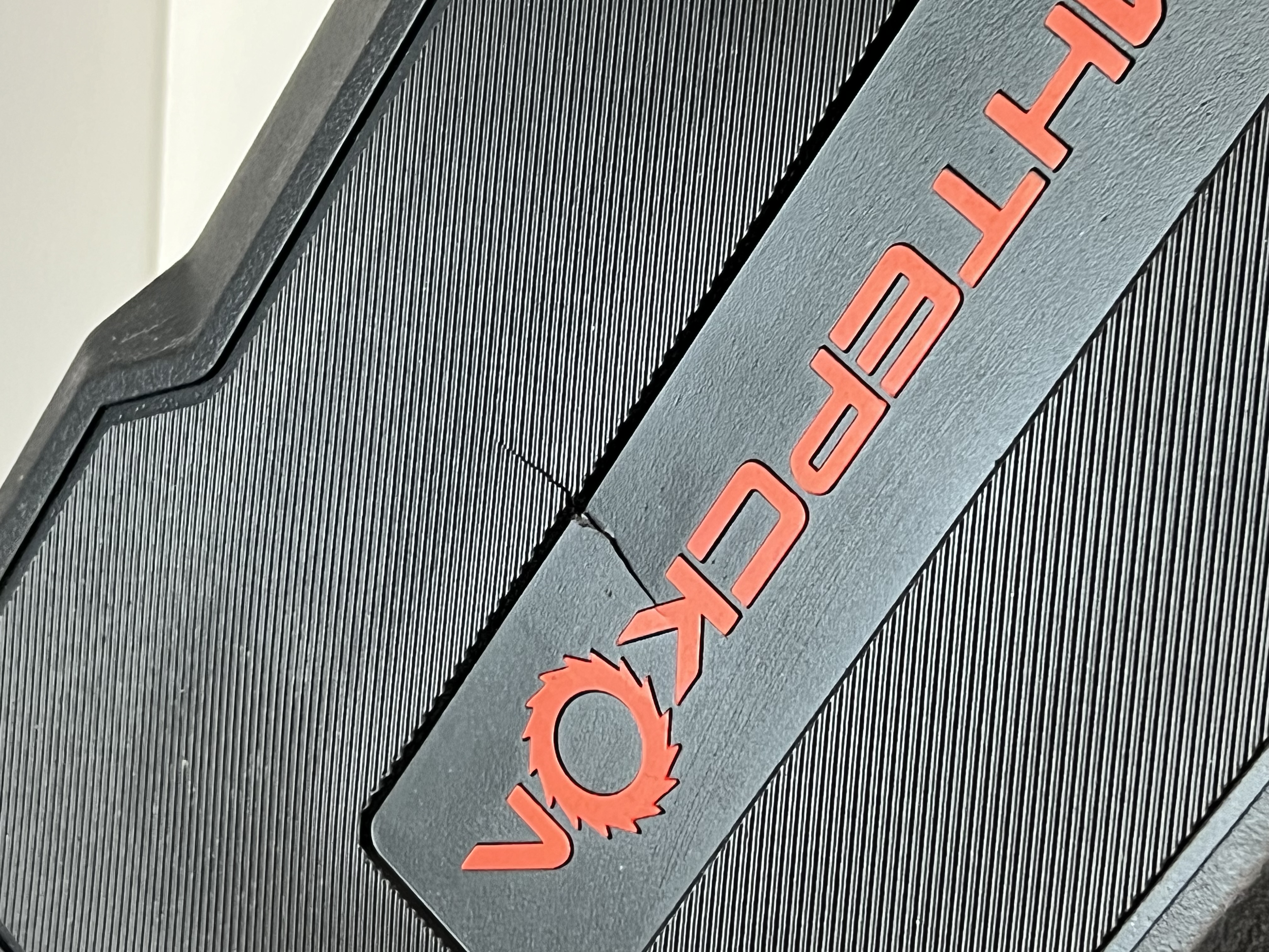 Аккумуляторная угловая шлифмашина ИНТЕРСКОЛ УШМ-125/36ВМЭ, 36 В, 125 мм, 8500 об/мин, c 2 АКБ 2 Ач и ЗУ в кейсе (УЦЕНЕННЫЙ ТОВАР) (956.2.2.70/U)