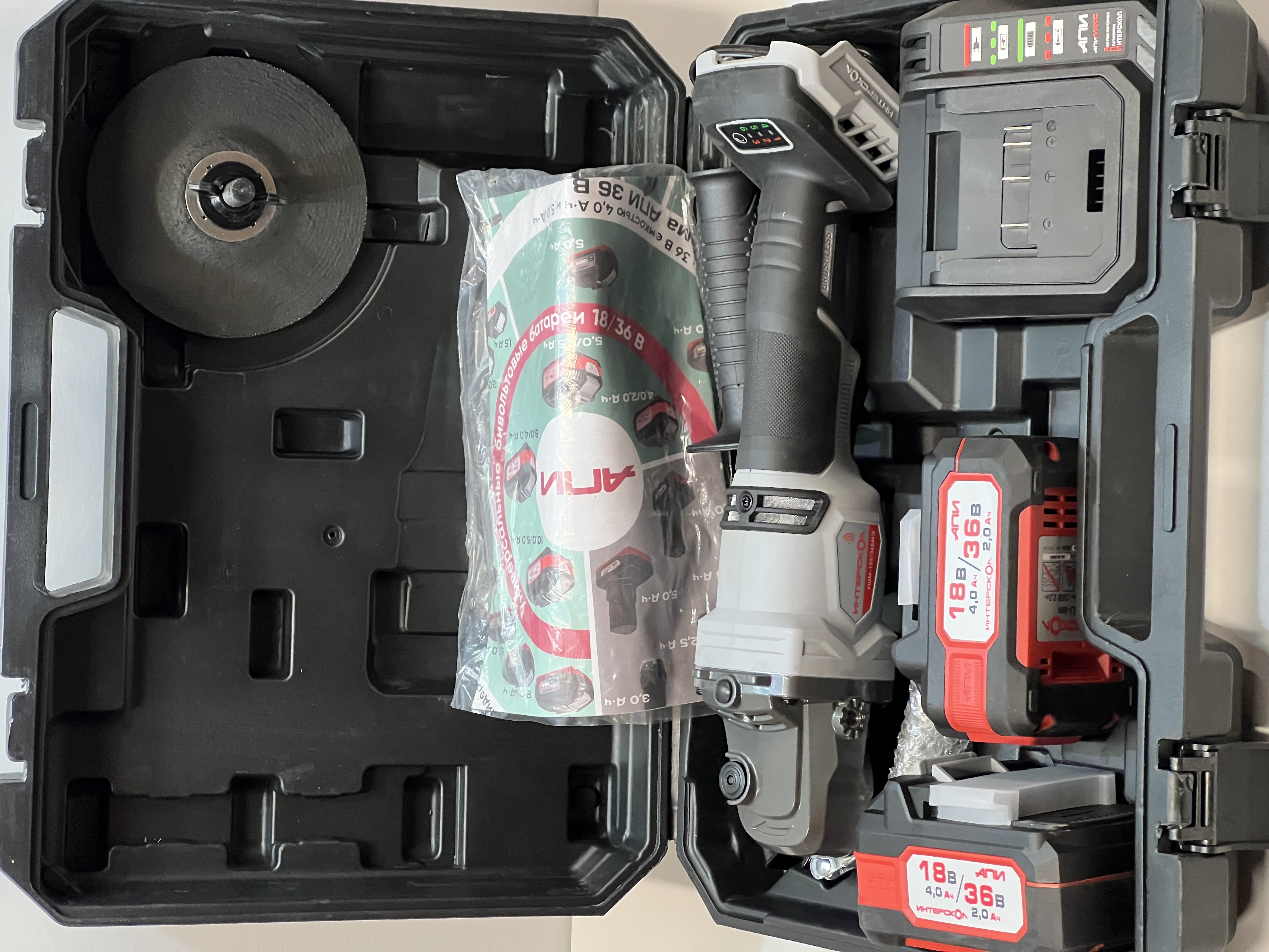 Аккумуляторная угловая шлифмашина ИНТЕРСКОЛ УШМ-125/36ВМЭ, 36 В, 125 мм, 8500 об/мин, c 2 АКБ 2 Ач и ЗУ в кейсе (УЦЕНЕННЫЙ ТОВАР) (956.2.2.70/U)