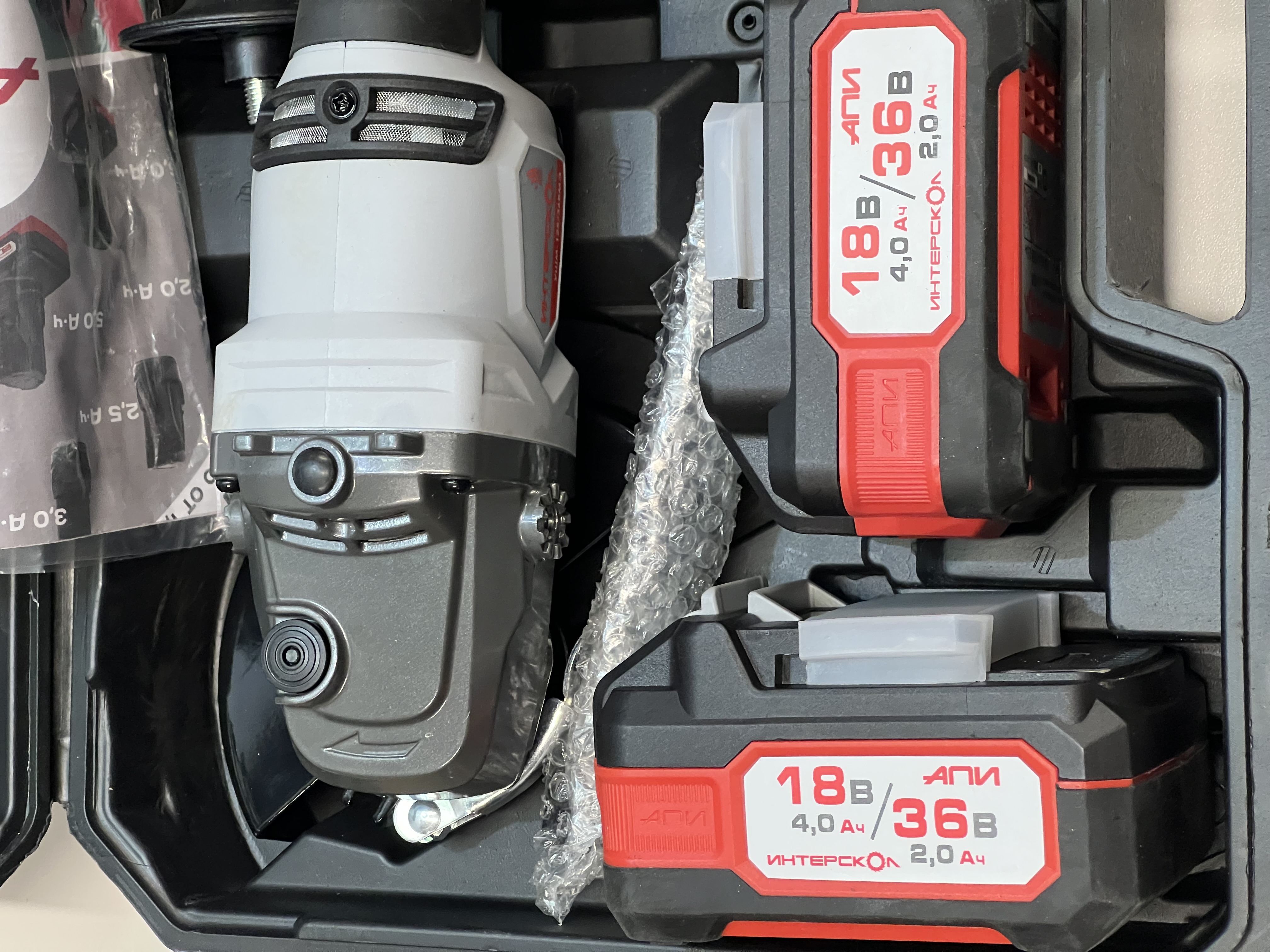 Аккумуляторная угловая шлифмашина ИНТЕРСКОЛ УШМ-125/36ВМЭ, 36 В, 125 мм, 8500 об/мин, c 2 АКБ 2 Ач и ЗУ в кейсе (УЦЕНЕННЫЙ ТОВАР) (956.2.2.70/U)