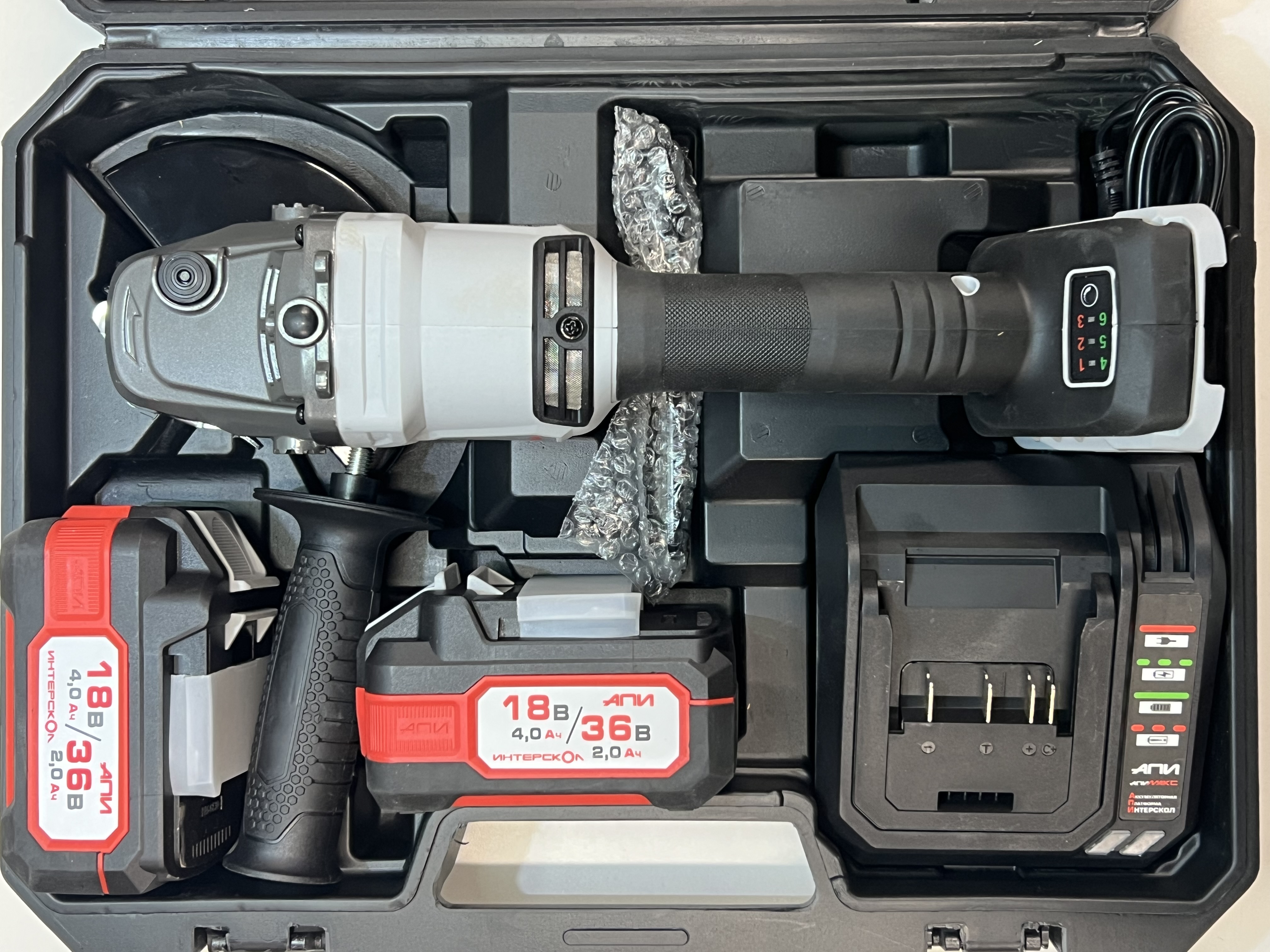 Аккумуляторная угловая шлифмашина ИНТЕРСКОЛ УШМ-125/36ВМЭ, 36 В, 125 мм, 8500 об/мин, c 2 АКБ 2 Ач и ЗУ в кейсе (УЦЕНЕННЫЙ ТОВАР) (956.2.2.70/U)