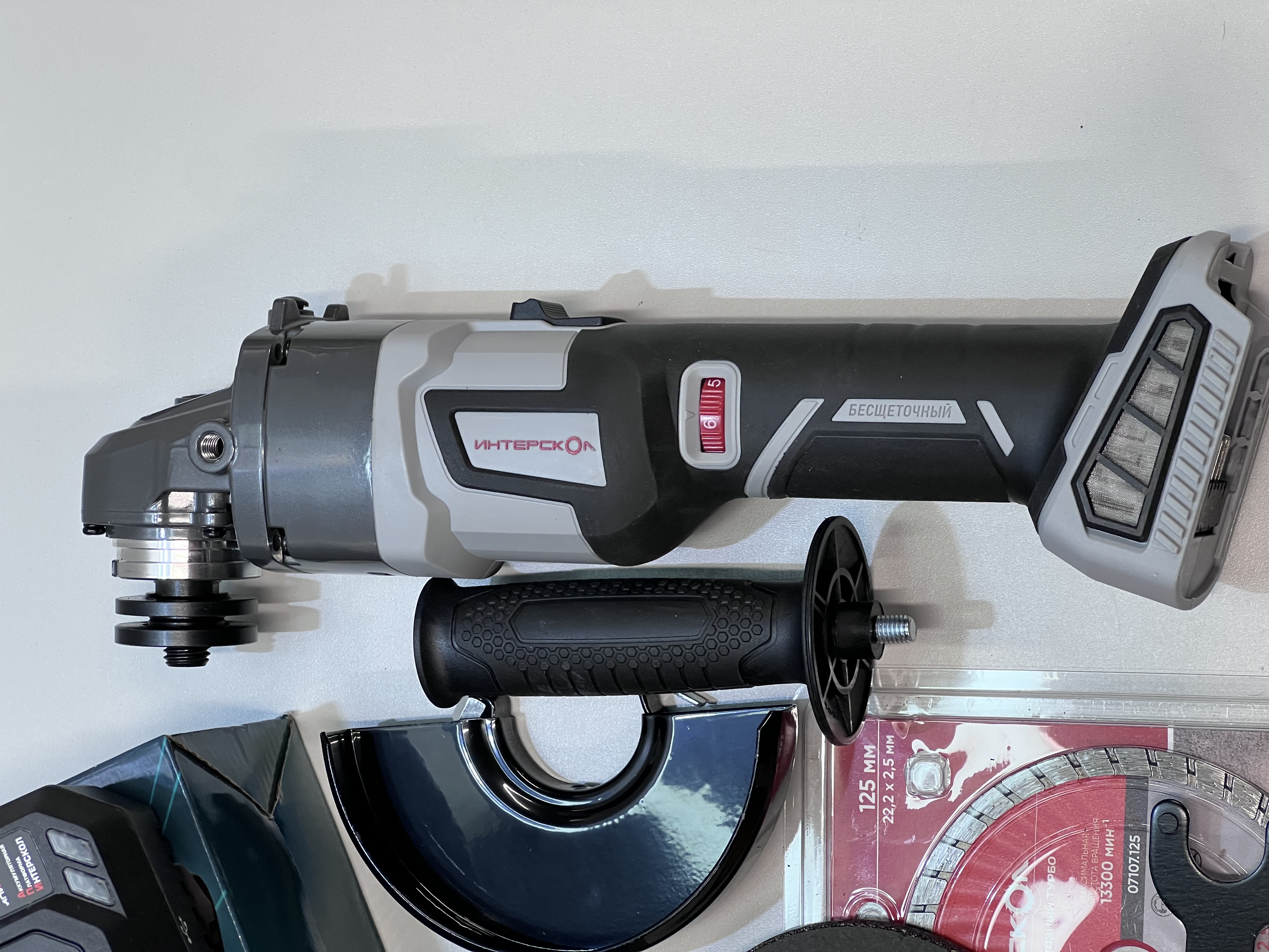 Угловая шлифмашина ИНТЕРСКОЛ УШМ-125/36ММ, 36 В, 125 мм, 8500 об/мин, (УЦЕНЕННЫЙ ТОВАР) (900.4.1.42/U1)